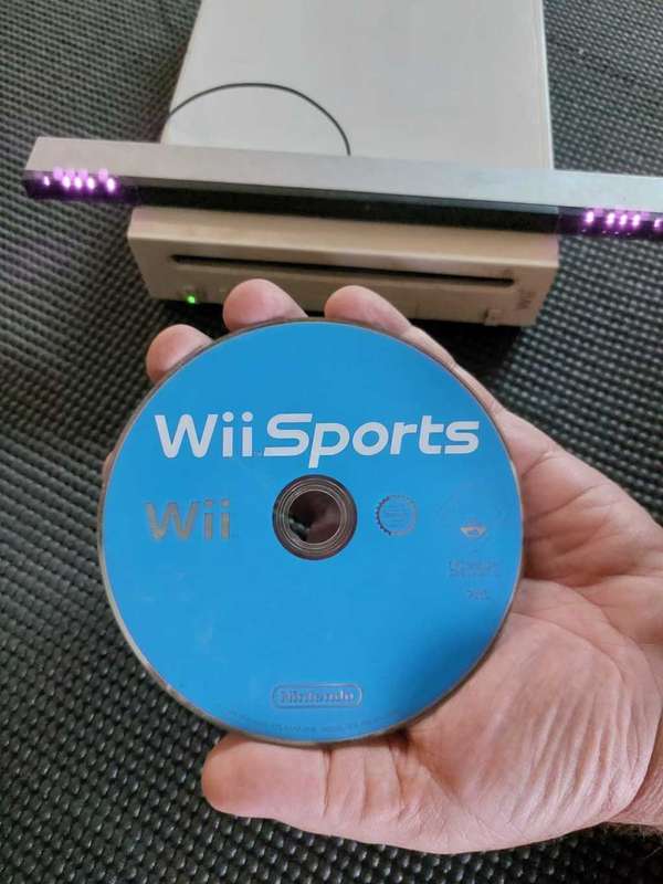 NINTENDO WII MODEL RVL-001 (EUR) WITH POWER ADAPTER AND SENSOR BAR AND WII SPORTS GAME TURNS ON