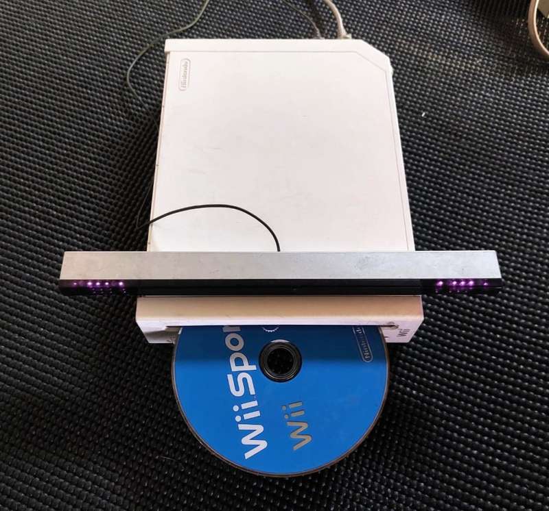 NINTENDO WII MODEL RVL-001 (EUR) WITH POWER ADAPTER AND SENSOR BAR AND WII SPORTS GAME TURNS ON