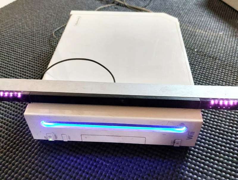 NINTENDO WII MODEL RVL-001 (EUR) WITH POWER ADAPTER AND SENSOR BAR AND WII SPORTS GAME TURNS ON