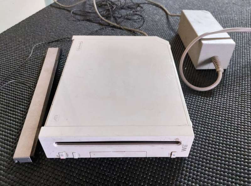 NINTENDO WII MODEL RVL-001 (EUR) WITH POWER ADAPTER AND SENSOR BAR AND WII SPORTS GAME TURNS ON