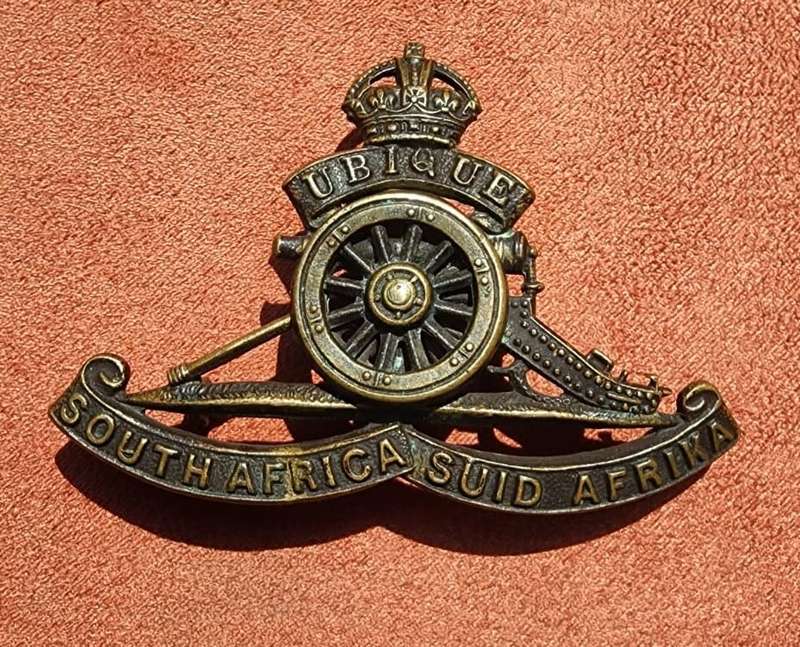 WW2 SOUTH AFRICA ARTILLERY REGIMENT (1939-1945) GUN CAP BADGE WITH KINGS CROWN AND RAISED SPIKE WHEE
