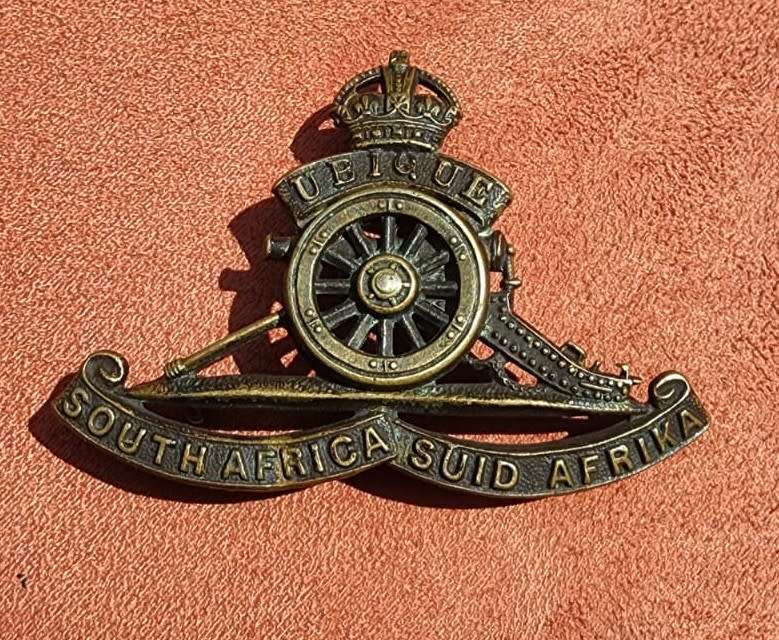 WW2 SOUTH AFRICA ARTILLERY REGIMENT (1939-1945) GUN CAP BADGE WITH KINGS CROWN AND RAISED SPIKE WHEE