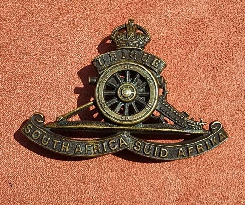 WW2 SOUTH AFRICA ARTILLERY REGIMENT (1939-1945) GUN CAP BADGE WITH KINGS CROWN AND RAISED SPIKE WHEE