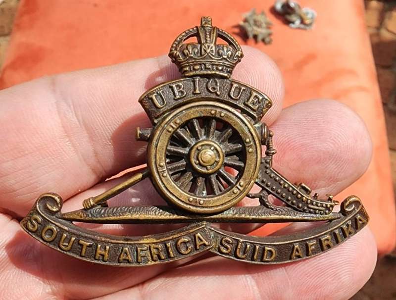 WW2 SOUTH AFRICA ARTILLERY REGIMENT (1939-1945) GUN CAP BADGE WITH KINGS CROWN AND RAISED SPIKE WHEE