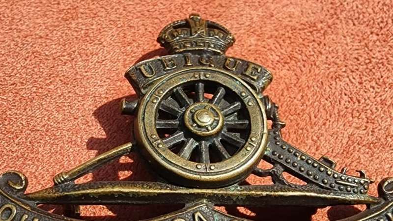 WW2 SOUTH AFRICA ARTILLERY REGIMENT (1939-1945) GUN CAP BADGE WITH KINGS CROWN AND RAISED SPIKE WHEE