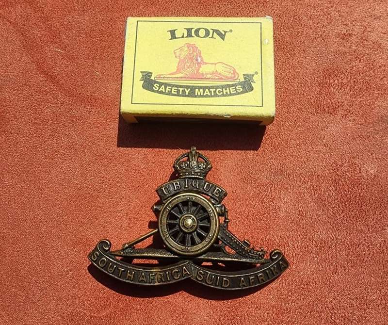 WW2 SOUTH AFRICA ARTILLERY REGIMENT (1939-1945) GUN CAP BADGE WITH KINGS CROWN AND RAISED SPIKE WHEE