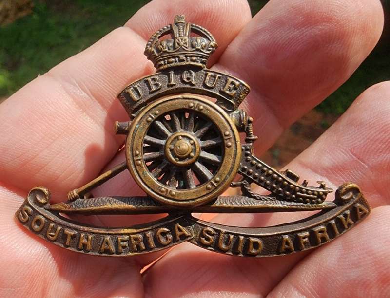 WW2 SOUTH AFRICA ARTILLERY REGIMENT (1939-1945) GUN CAP BADGE WITH KINGS CROWN AND RAISED SPIKE WHEE