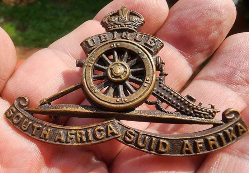 WW2 SOUTH AFRICA ARTILLERY REGIMENT (1939-1945) GUN CAP BADGE WITH KINGS CROWN AND RAISED SPIKE WHEE