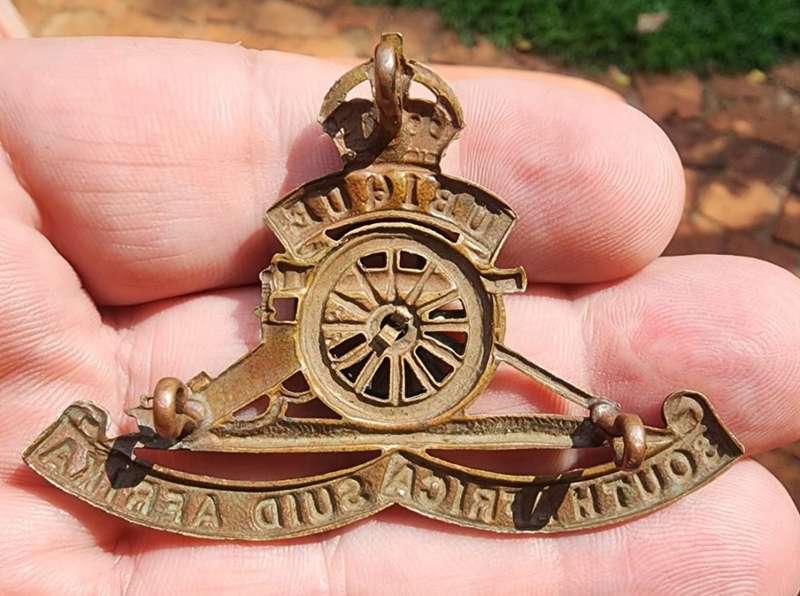 WW2 SOUTH AFRICA ARTILLERY REGIMENT (1939-1945) GUN CAP BADGE WITH KINGS CROWN AND RAISED SPIKE WHEE