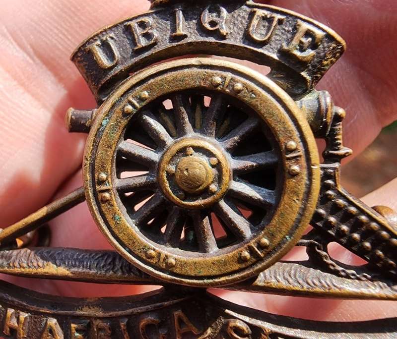 WW2 SOUTH AFRICA ARTILLERY REGIMENT (1939-1945) GUN CAP BADGE WITH KINGS CROWN AND RAISED SPIKE WHEE