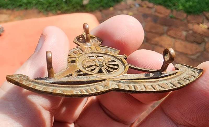 WW2 SOUTH AFRICA ARTILLERY REGIMENT (1939-1945) GUN CAP BADGE WITH KINGS CROWN AND RAISED SPIKE WHEE