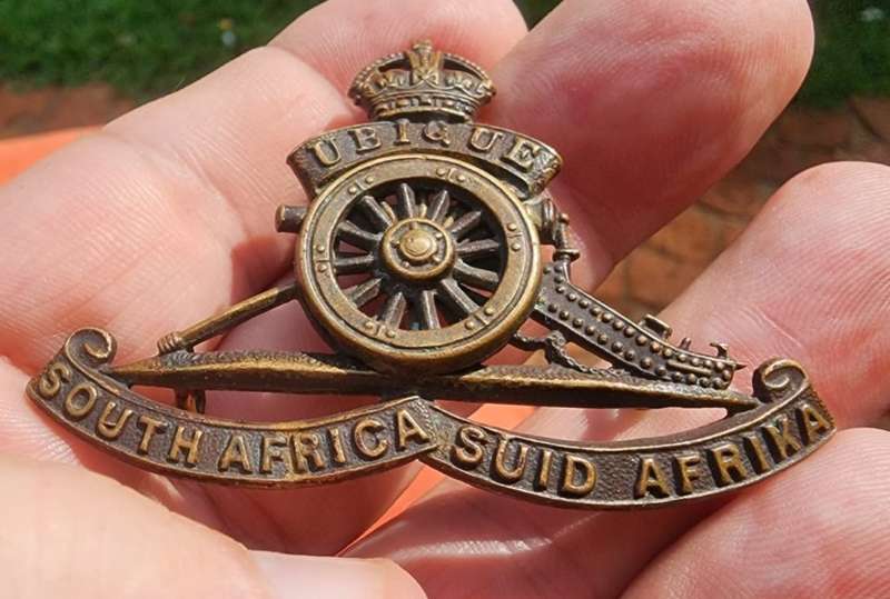 WW2 SOUTH AFRICA ARTILLERY REGIMENT (1939-1945) GUN CAP BADGE WITH KINGS CROWN AND RAISED SPIKE WHEE