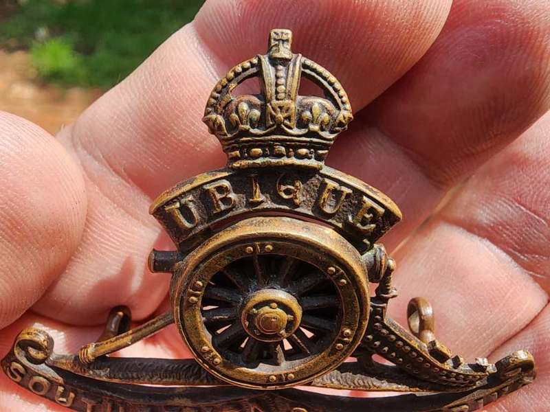 WW2 SOUTH AFRICA ARTILLERY REGIMENT (1939-1945) GUN CAP BADGE WITH KINGS CROWN AND RAISED SPIKE WHEE