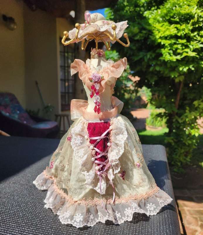 GORGEOUS VINTAGE 1980S VICTORIAN DRESS MANNEQUIN JEWELRY HOLDER STAND