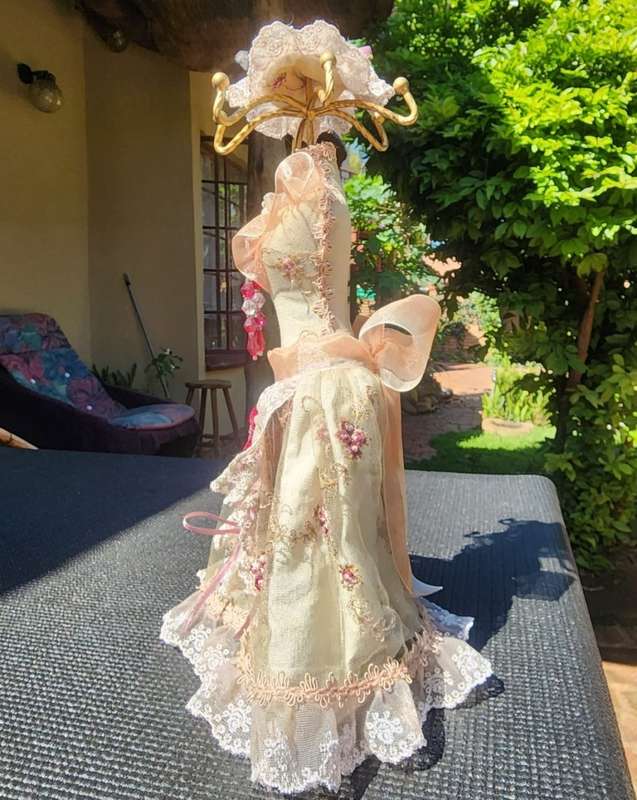 GORGEOUS VINTAGE 1980S VICTORIAN DRESS MANNEQUIN JEWELRY HOLDER STAND