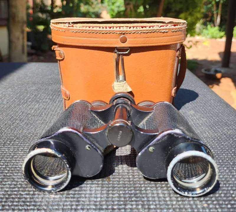 VINTAGE 1960S ATLAS COATED 8x30 JAPANESE BINOCULARS NO 99955 IN ORIGINAL BEIGE LEATHER CASE WORKING