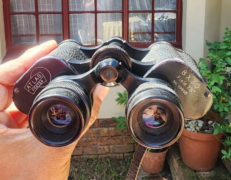 VINTAGE 1960S ATLAS COATED 8x30 JAPANESE BINOCULARS NO 99955 IN ORIGINAL BEIGE LEATHER CASE WORKING