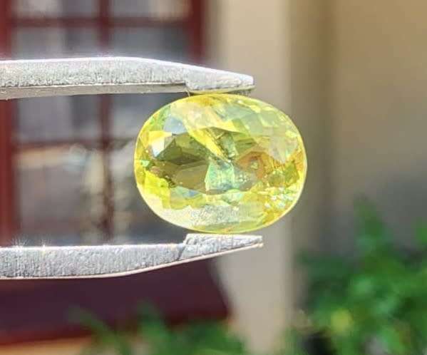 CHARMING 1,20CT GREENISH YELLOW SPHENE TITANITE GEMSTONE WITH BEAUTIFUL OVAL CUT
