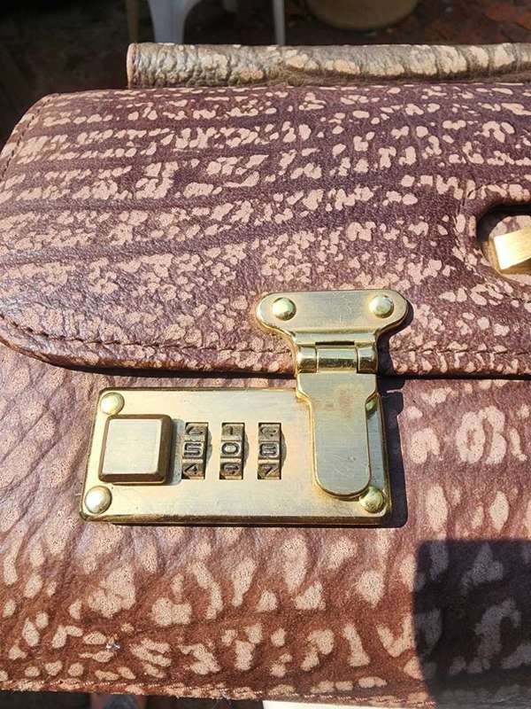 ROBUST TOP QUALITY VINTAGE BUSBY BUFFALO LEATHER EXECUTIVE / DOCTORS / BARRISTERS BRIEFCASE
