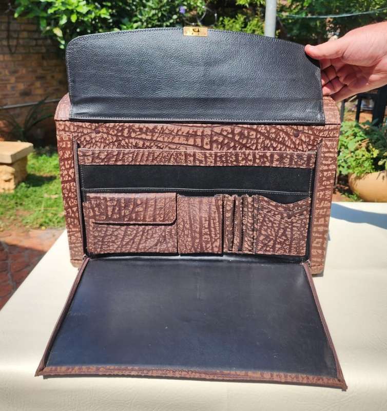ROBUST TOP QUALITY VINTAGE BUSBY BUFFALO LEATHER EXECUTIVE / DOCTORS / BARRISTERS BRIEFCASE