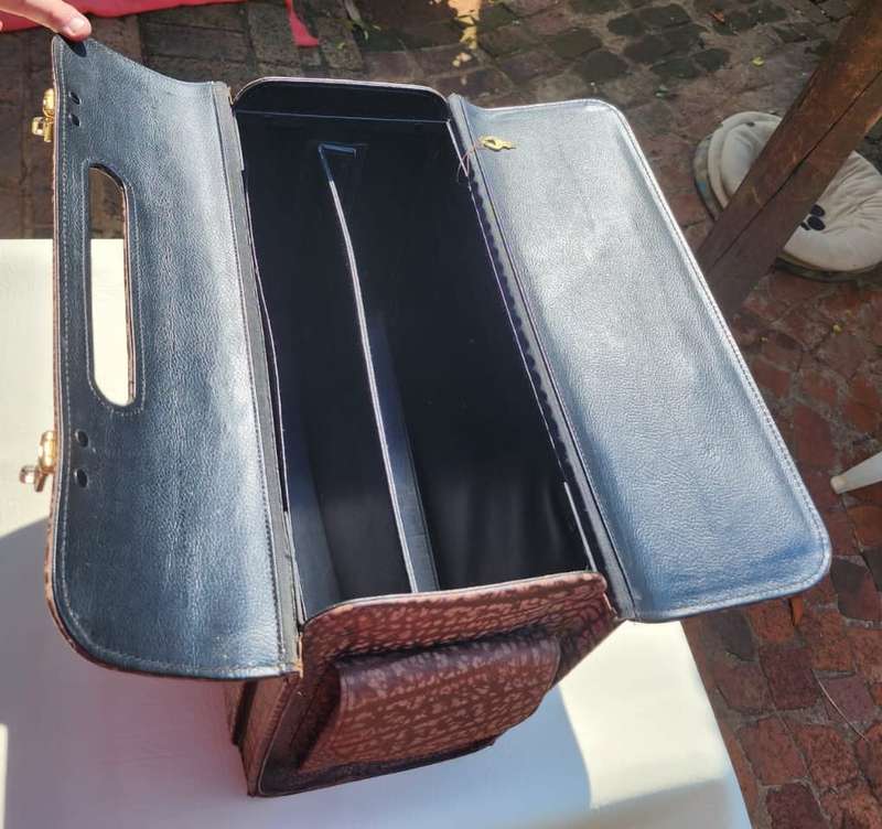ROBUST TOP QUALITY VINTAGE BUSBY BUFFALO LEATHER EXECUTIVE / DOCTORS / BARRISTERS BRIEFCASE