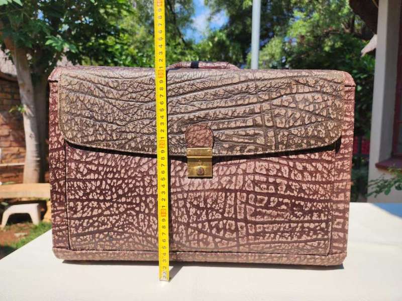 ROBUST TOP QUALITY VINTAGE BUSBY BUFFALO LEATHER EXECUTIVE / DOCTORS / BARRISTERS BRIEFCASE