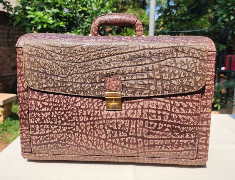 ROBUST TOP QUALITY VINTAGE BUSBY BUFFALO LEATHER EXECUTIVE / DOCTORS / BARRISTERS BRIEFCASE