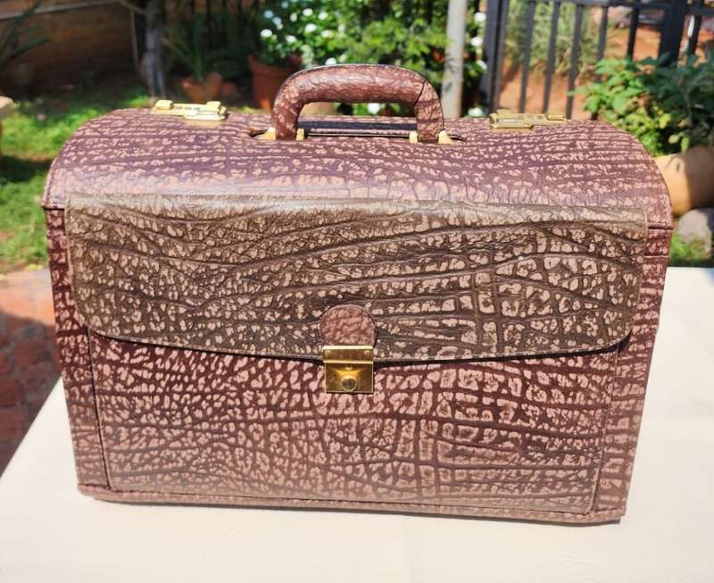ROBUST TOP QUALITY VINTAGE BUSBY BUFFALO LEATHER EXECUTIVE / DOCTORS / BARRISTERS BRIEFCASE