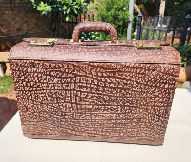 ROBUST TOP QUALITY VINTAGE BUSBY BUFFALO LEATHER EXECUTIVE / DOCTORS / BARRISTERS BRIEFCASE