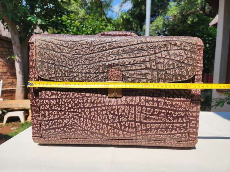 ROBUST TOP QUALITY VINTAGE BUSBY BUFFALO LEATHER EXECUTIVE / DOCTORS / BARRISTERS BRIEFCASE