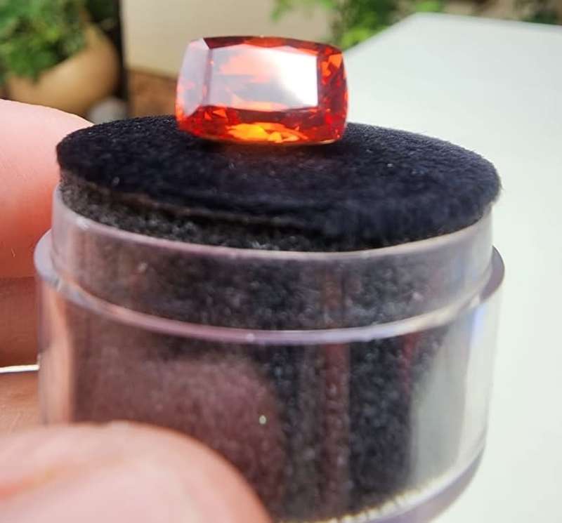 FIRE ORANGE 3.80CT SAPPHIRE GEMSTONE WITH LOVELY CUSHION CUT  UV RED!  THERMAL HIGH!