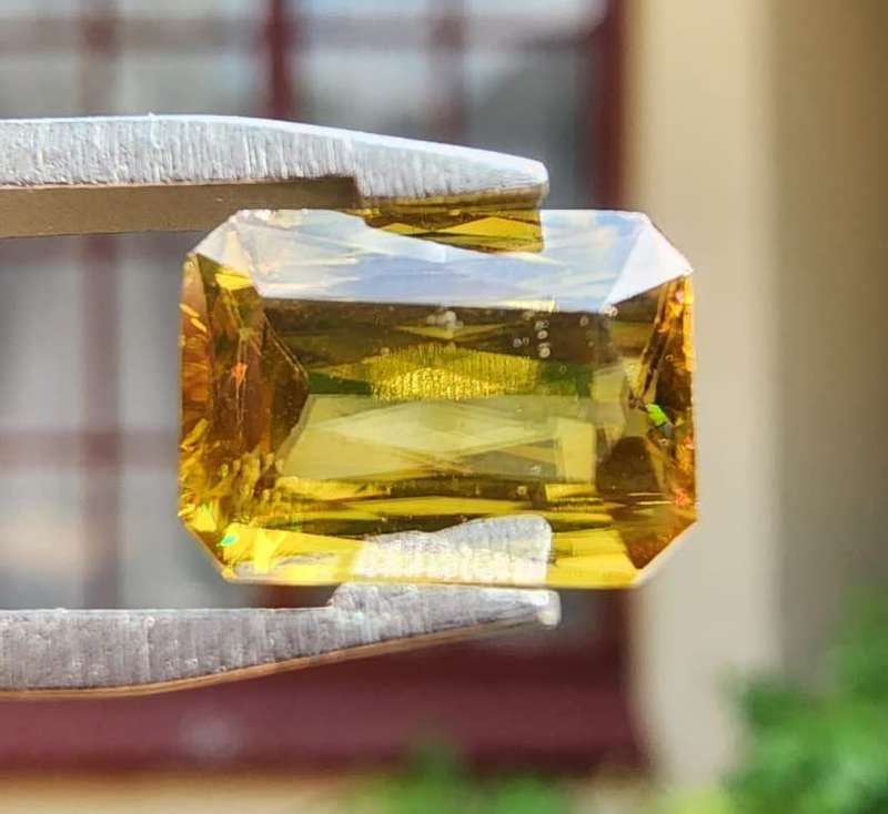 DAZZLING 1,60CT RAINBOW SPARK (COLOR CHANGE) SPHENE TITANITE GEMSTONE WITH BEAUTIFUL SCISSOR CUT
