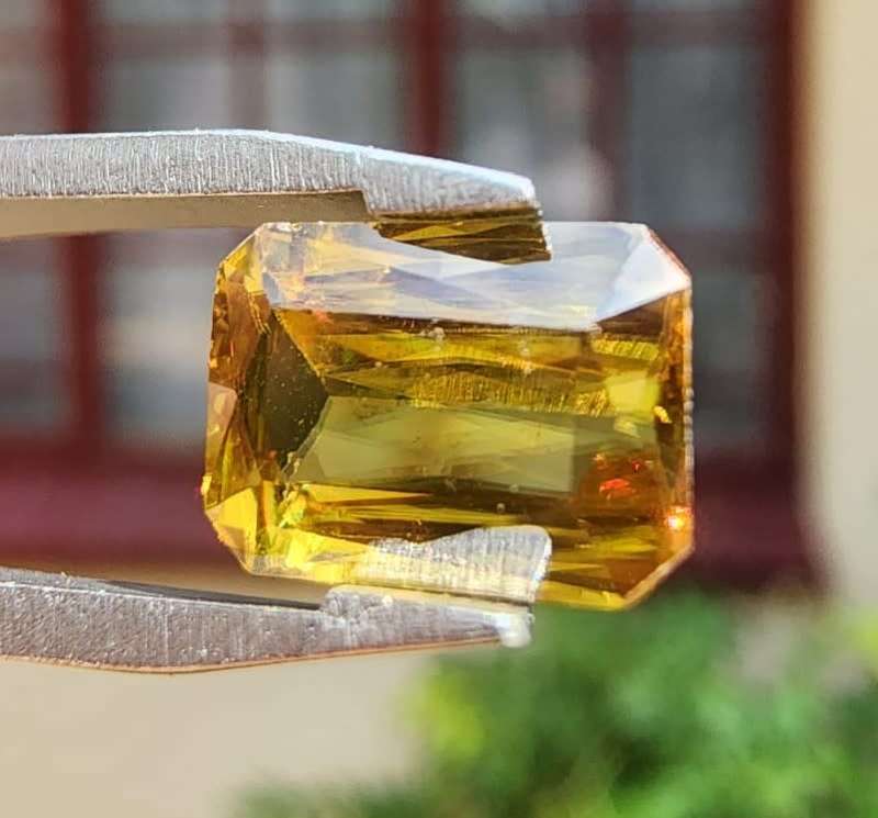DAZZLING 1,60CT RAINBOW SPARK (COLOR CHANGE) SPHENE TITANITE GEMSTONE WITH BEAUTIFUL SCISSOR CUT