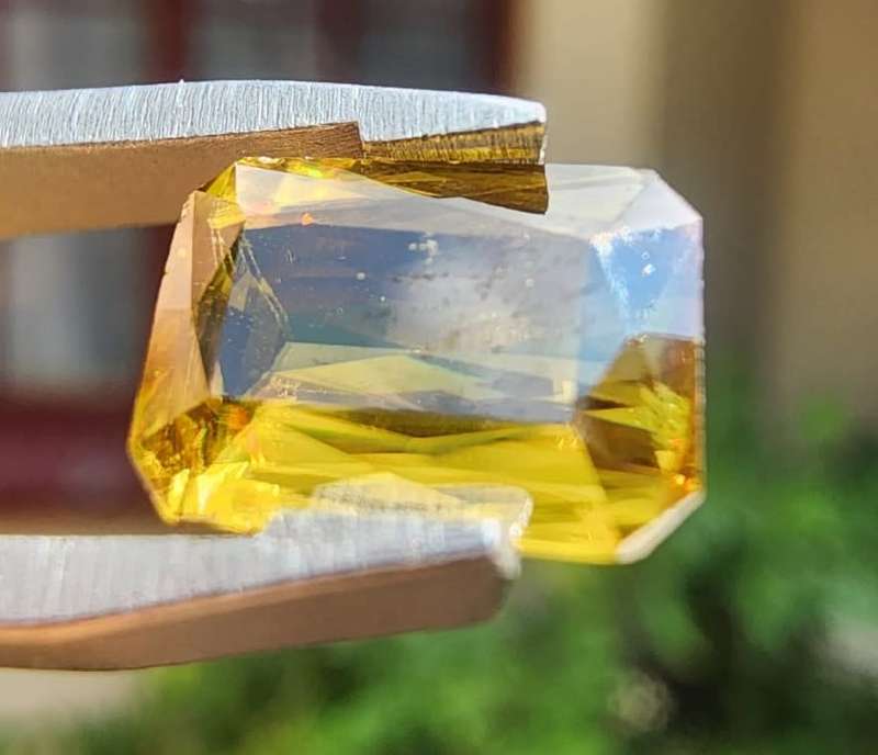 DAZZLING 1,60CT RAINBOW SPARK (COLOR CHANGE) SPHENE TITANITE GEMSTONE WITH BEAUTIFUL SCISSOR CUT