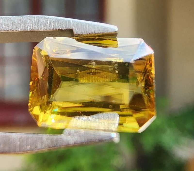 DAZZLING 1,60CT RAINBOW SPARK (COLOR CHANGE) SPHENE TITANITE GEMSTONE WITH BEAUTIFUL SCISSOR CUT
