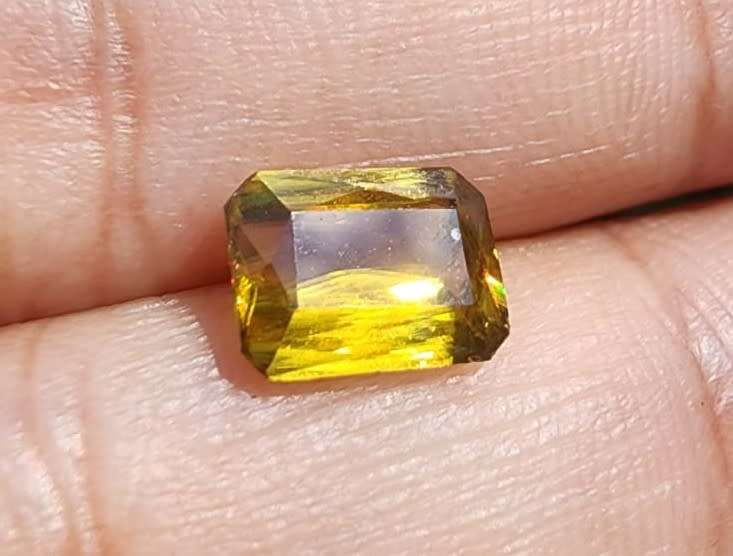 DAZZLING 1,60CT RAINBOW SPARK (COLOR CHANGE) SPHENE TITANITE GEMSTONE WITH BEAUTIFUL SCISSOR CUT