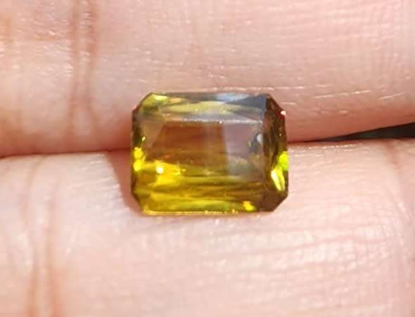 DAZZLING 1,60CT RAINBOW SPARK (COLOR CHANGE) SPHENE TITANITE GEMSTONE WITH BEAUTIFUL SCISSOR CUT