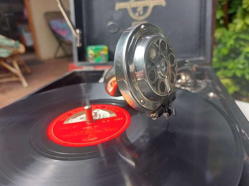 RARE ANTIQUE (1931-1939) COLUMBIA NO 55 VIVA-TONAL GRAFONOLA COMPLETE AND WORKING PLUS EXTRAS