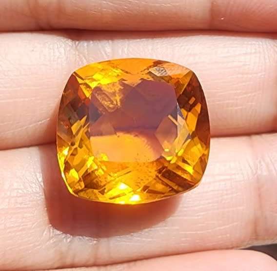 GOLDEN YELLOW LARGE 19,70CARAT CITRINE GEMSTONE WITH BEAUTIFUL CUSHION CUT