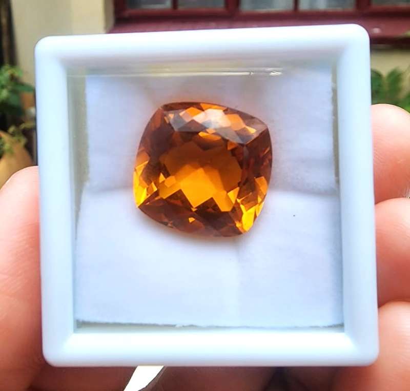 GOLDEN YELLOW LARGE 19,70CARAT CITRINE GEMSTONE WITH BEAUTIFUL CUSHION CUT