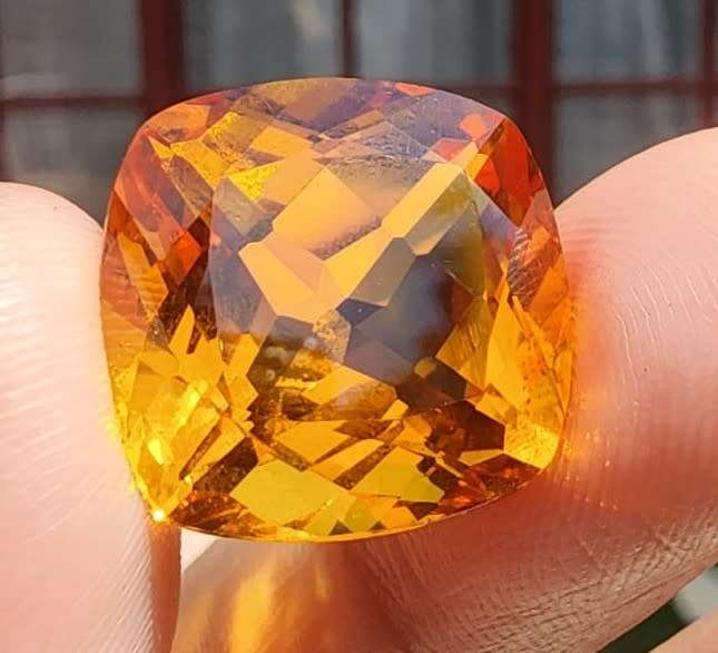 GOLDEN YELLOW LARGE 19,70CARAT CITRINE GEMSTONE WITH BEAUTIFUL CUSHION CUT