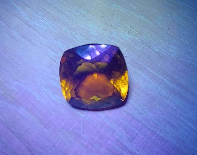 GOLDEN YELLOW LARGE 19,70CARAT CITRINE GEMSTONE WITH BEAUTIFUL CUSHION CUT