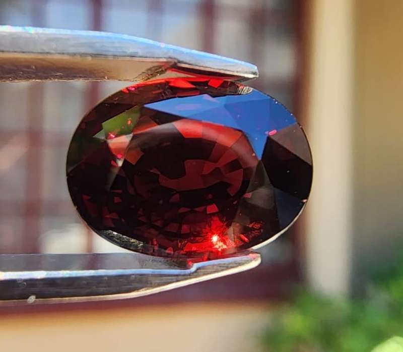 DAZZLING LARGE 3.9CT DARK RED RHODOLITE AFRICAN GARNET GEMSTONE
