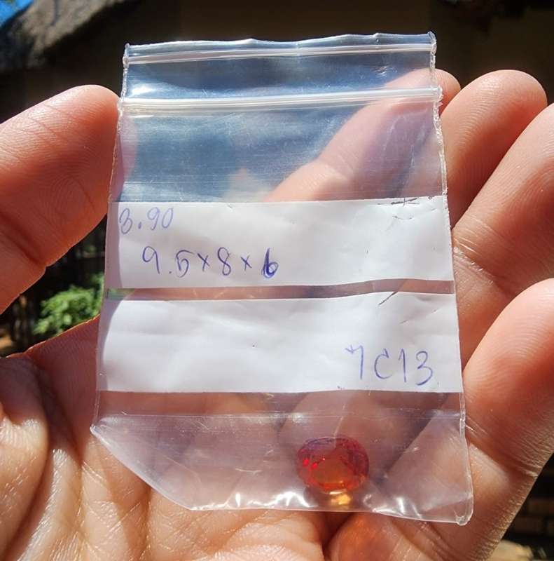 VIVID FIRE ORANGE 3.80CT SAPPHIRE GEMSTONE WITH LOVELY OVAL CUT  UV RED!  THERMAL HIGH!