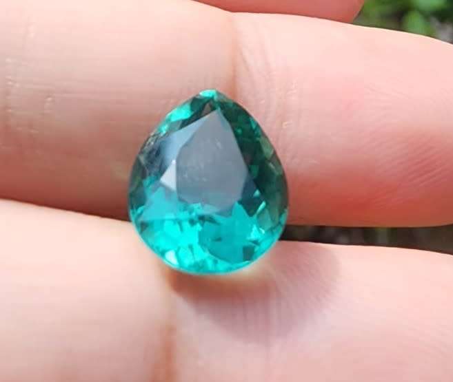 AMAZING! A LARGE 3.65CT GREEN AMETHYST GEMSTONE WITH BEAUTIFUL PEAR CUT