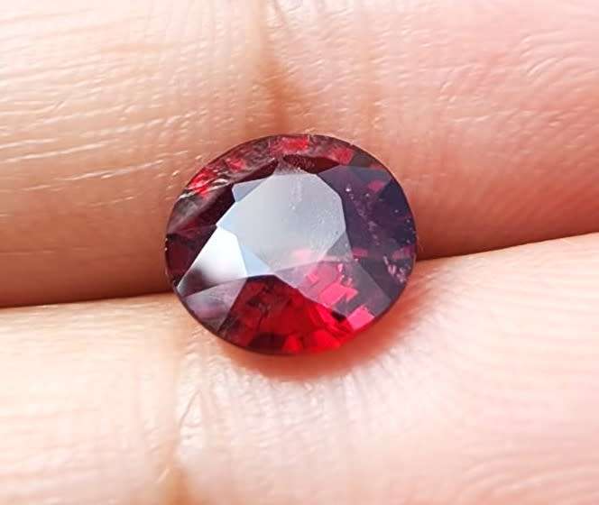 DEEP RED 2.25CT ALMANDINE AFRICAN GARNET GEMSTONE WITH BEAUTIFUL ROUND CUT