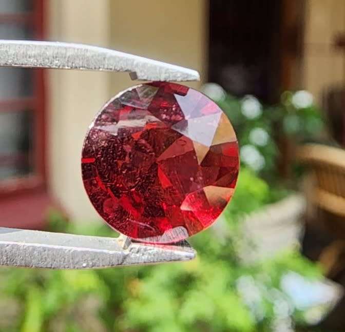 DEEP RED 2.25CT ALMANDINE AFRICAN GARNET GEMSTONE WITH BEAUTIFUL ROUND CUT