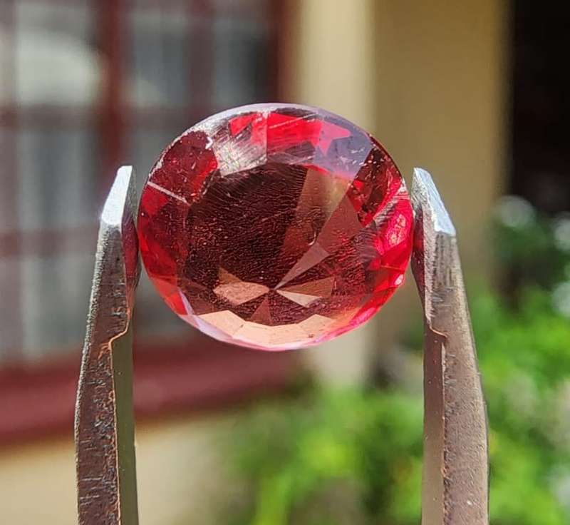 DEEP RED 2.25CT ALMANDINE AFRICAN GARNET GEMSTONE WITH BEAUTIFUL ROUND CUT