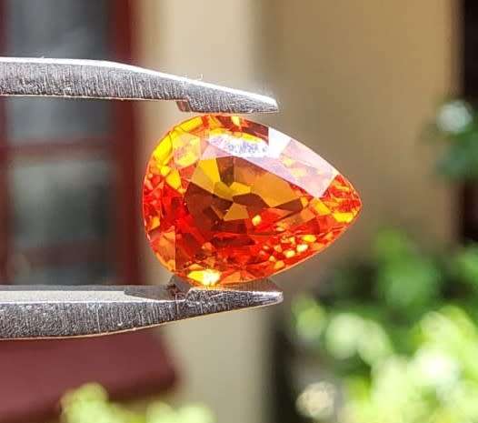 STUNNING SPARKLING GISA CERTIFIED 2.5CT ORANGE SAPPHIRE GEMSTONE WITH LOVELY PEAR CUT  UV RED!