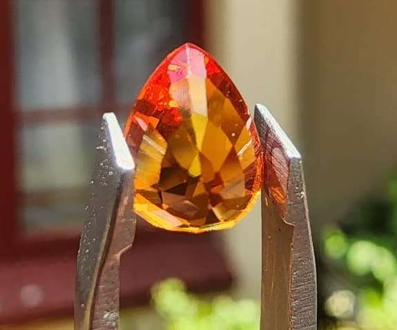 STUNNING SPARKLING GISA CERTIFIED 2.5CT ORANGE SAPPHIRE GEMSTONE WITH LOVELY PEAR CUT  UV RED!